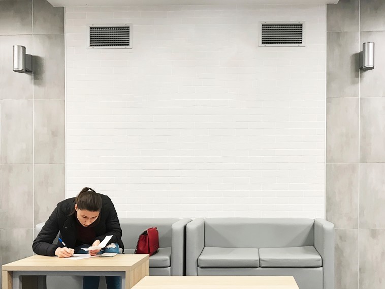 femme écrivant sur bureau